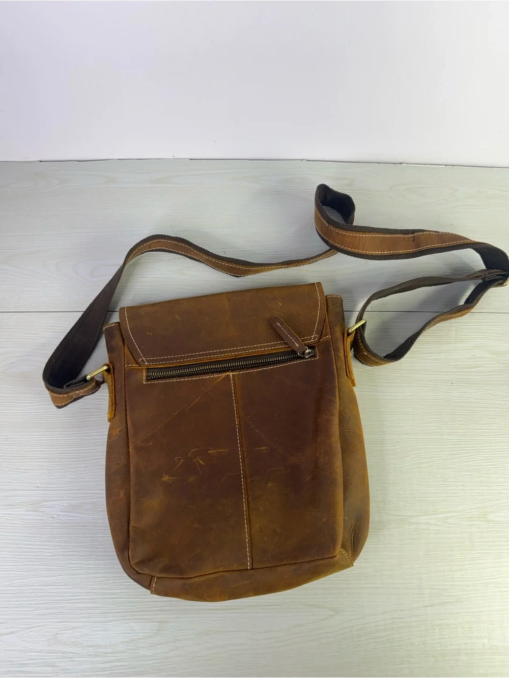 The real leather  Men's Brown Leather Messenger Bag - Classic Crossbody